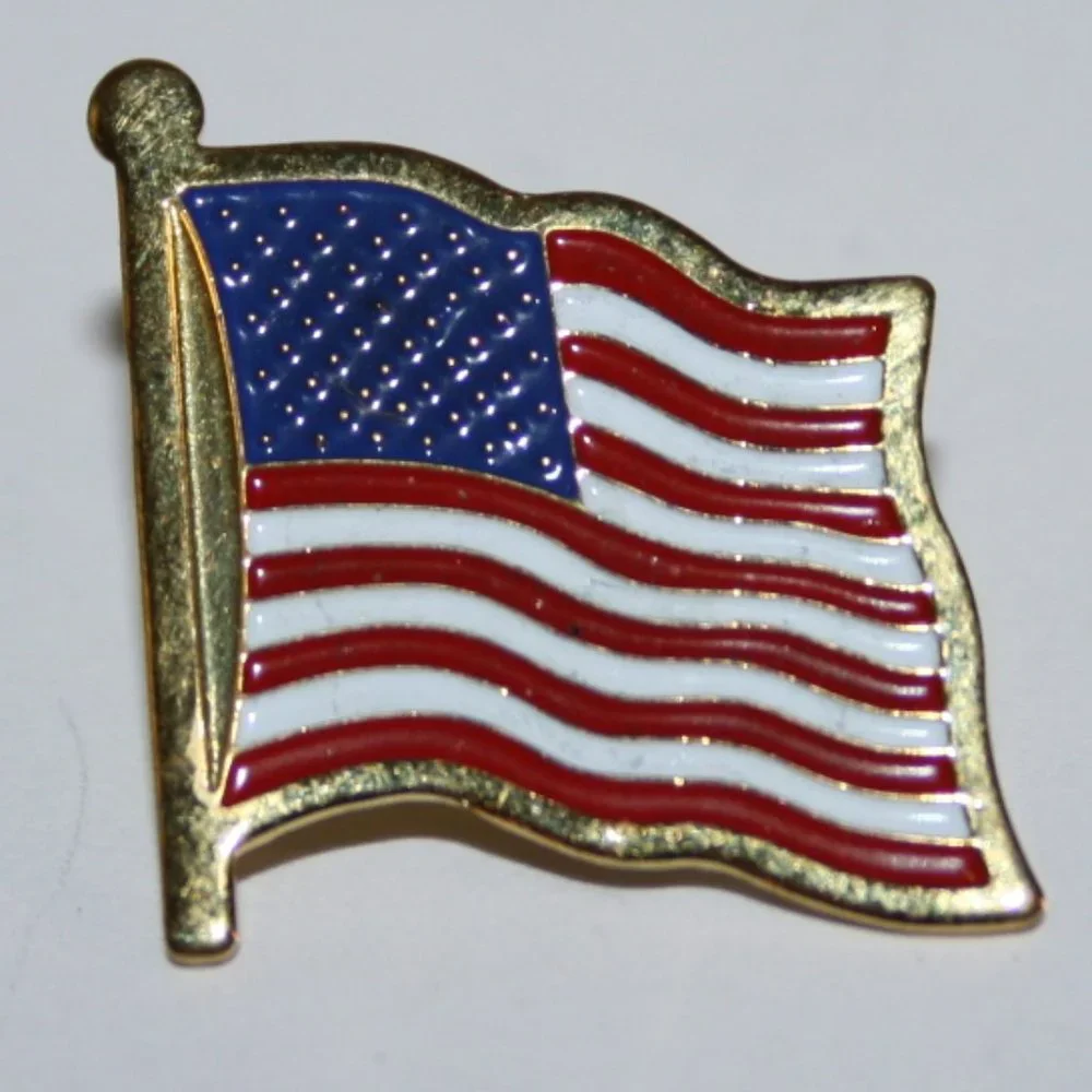 🟡 Vintage Gold American Flag Lapel Pin · 0.75